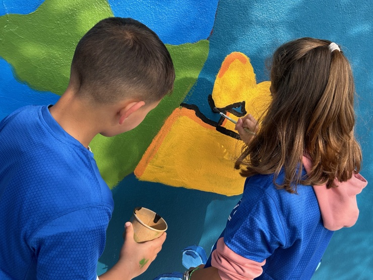 Escolares de Aresketa Ikastola de Amurrio pintan un mural sobre el ciclo del agua en la oficina del servicio de atención al usuario de Urbide